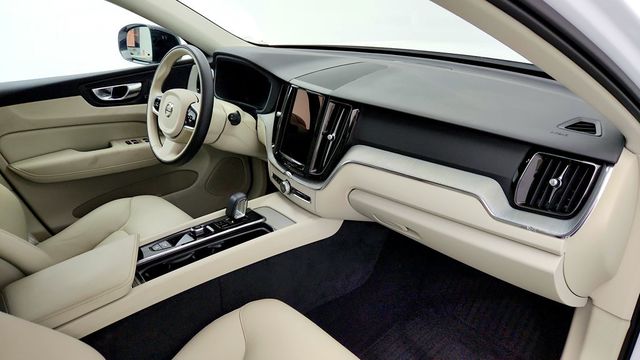 2025 Volvo XC60 B5 AWD Plus w/ Climate Pkg & 20'' Black Diamond Cut Wheels - 23089272 - 23
