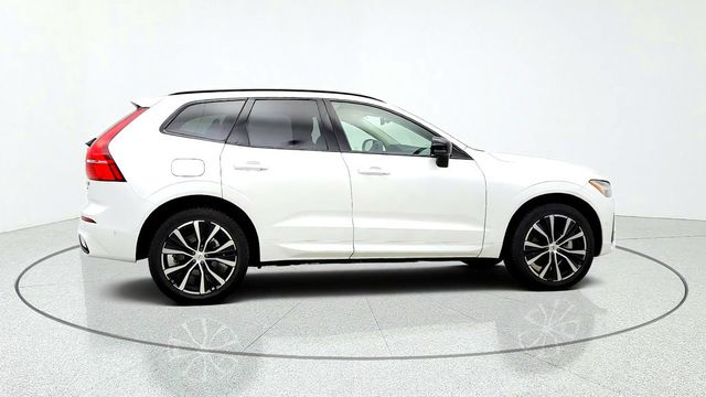 2025 Volvo XC60 B5 AWD Plus w/ Climate Pkg & 20'' Black Diamond Cut Wheels - 23089272 - 3