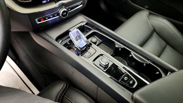 2025 Volvo XC60 B5 AWD Ultra w/ Bowers & Wilkins & Air Suspension - 23046015 - 15