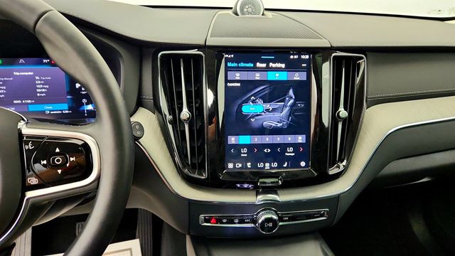 2025 Volvo XC60 B5 AWD Ultra w/ Bowers & Wilkins & Air Suspension - 23046015 - 16