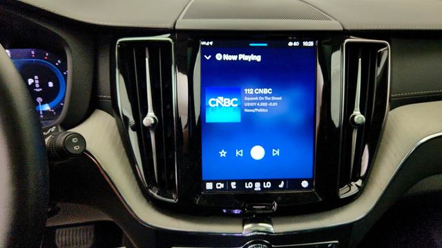 2025 Volvo XC60 B5 AWD Ultra w/ Bowers & Wilkins & Air Suspension - 23046015 - 17