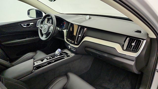 2025 Volvo XC60 B5 AWD Ultra w/ Bowers & Wilkins & Air Suspension - 23046015 - 24