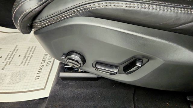 2025 Volvo XC60 B5 AWD Ultra w/ B&W Premium Sound & Active Chassis - 23015758 - 11