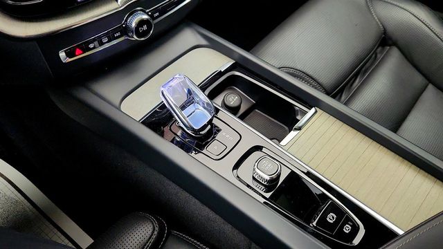 2025 Volvo XC60 B5 AWD Ultra w/ B&W Premium Sound & Active Chassis - 23015758 - 16