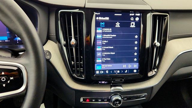 2025 Volvo XC60 B5 AWD Ultra w/ B&W Premium Sound & Active Chassis - 23015758 - 17