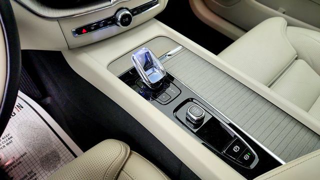 2025 Volvo XC60 Plug-In Hybrid T8 AWD Ultra w/ Climate Pkg & 21'' Black Diamond Cut Wheels - 23089268 - 15