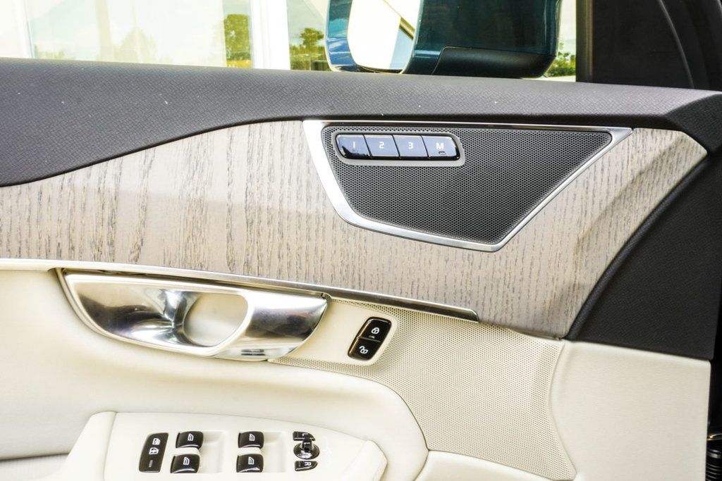 Volvo XC90 photo 35