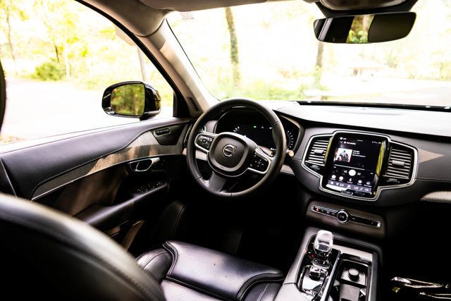 2025 Volvo XC90 MSRP$73985/B6-Ultra/2ndRowCaptainsLoungePkg/HeadsUpDisplay - 23070839 - 32