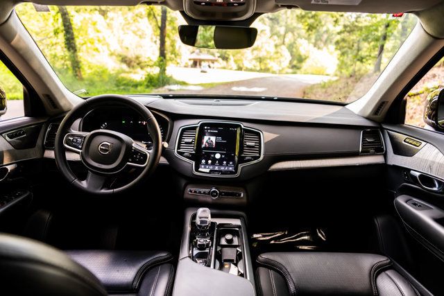 2025 Volvo XC90 MSRP$73985/B6-Ultra/2ndRowCaptainsLoungePkg/HeadsUpDisplay - 23070839 - 34