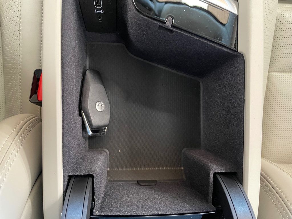 2025 Volvo XC90 Plug-In Hybrid T8 AWD Ultra 7-Seater - 23092993 - 29