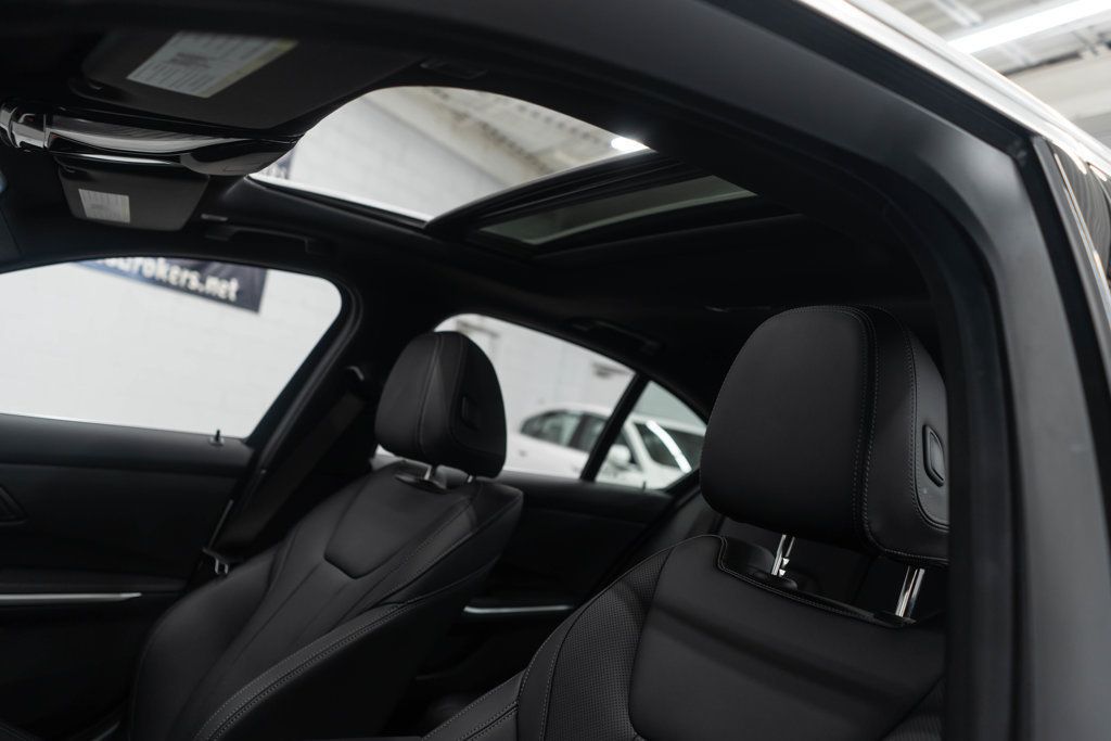 BMW 3 Series photo 11