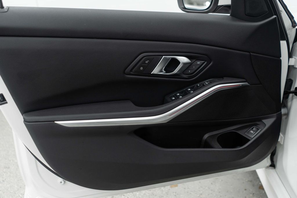 BMW 3 Series photo 16