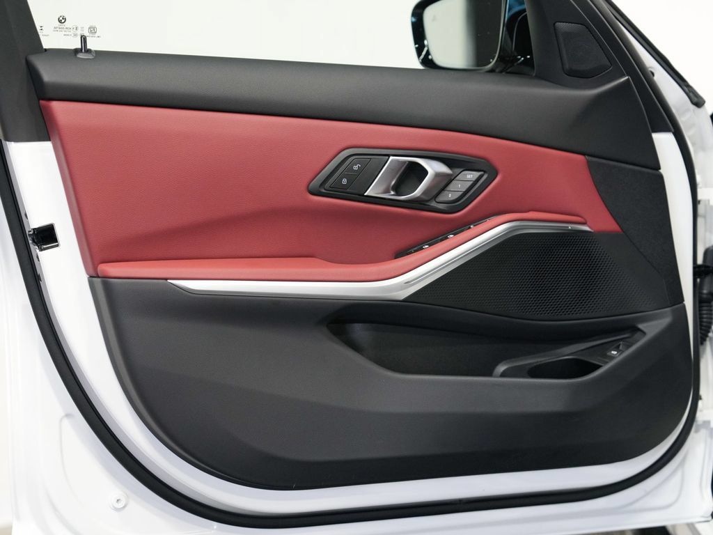 BMW 3 Series photo 11
