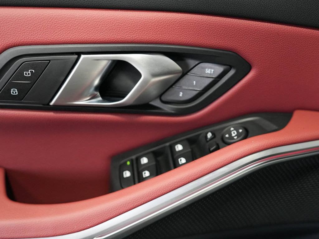 BMW 3 Series photo 12