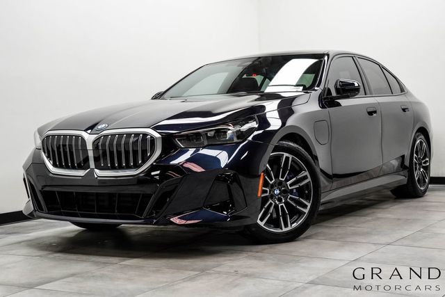 2026 BMW 5 Series 550e xDrive - 22999837 - 0