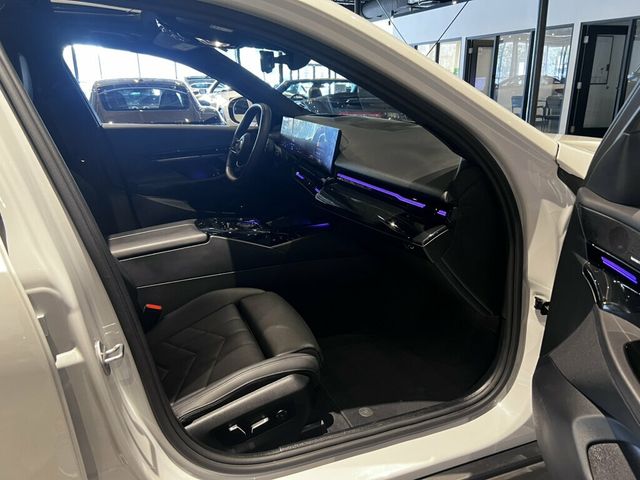 2026 BMW 5 Series AWD/Heads-UpDisplay/RemoteStart/SurroundView/HtdSteeringWheel - 23063764 - 28