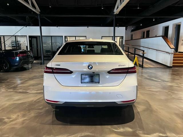 2026 BMW 5 Series AWD/Heads-UpDisplay/RemoteStart/SurroundView/HtdSteeringWheel - 23063764 - 3
