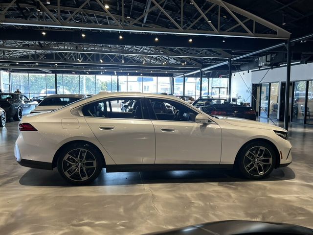 2026 BMW 5 Series AWD/Heads-UpDisplay/RemoteStart/SurroundView/HtdSteeringWheel - 23063764 - 5