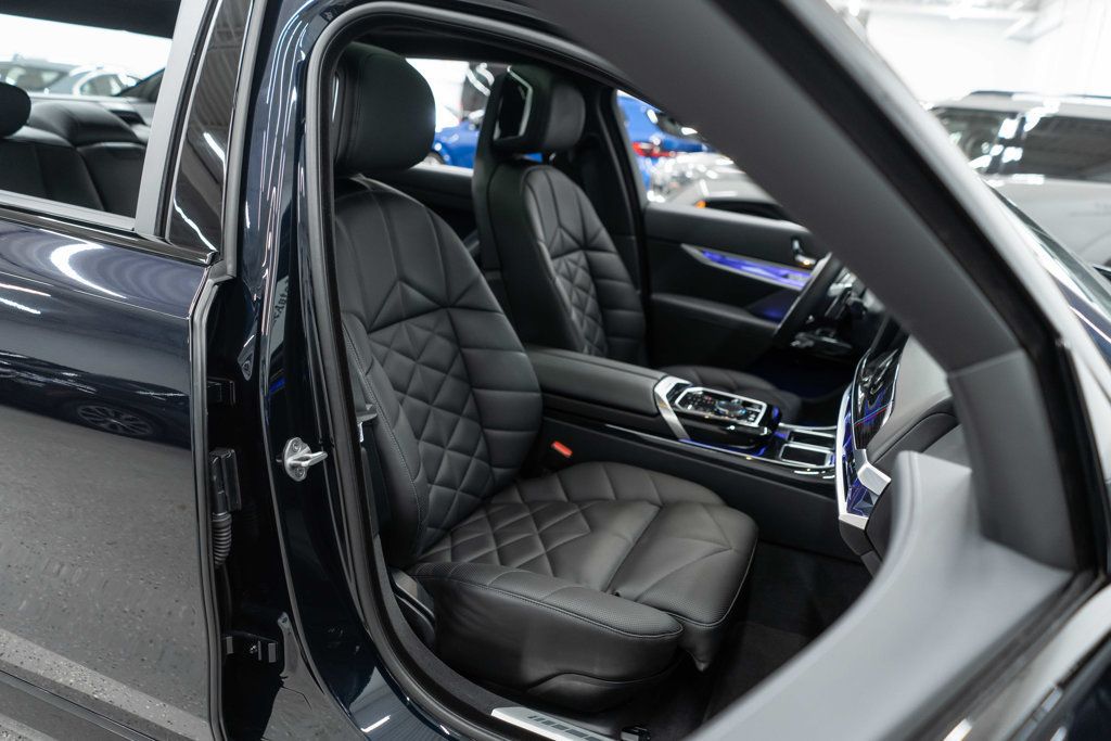 BMW 7 Series photo 11