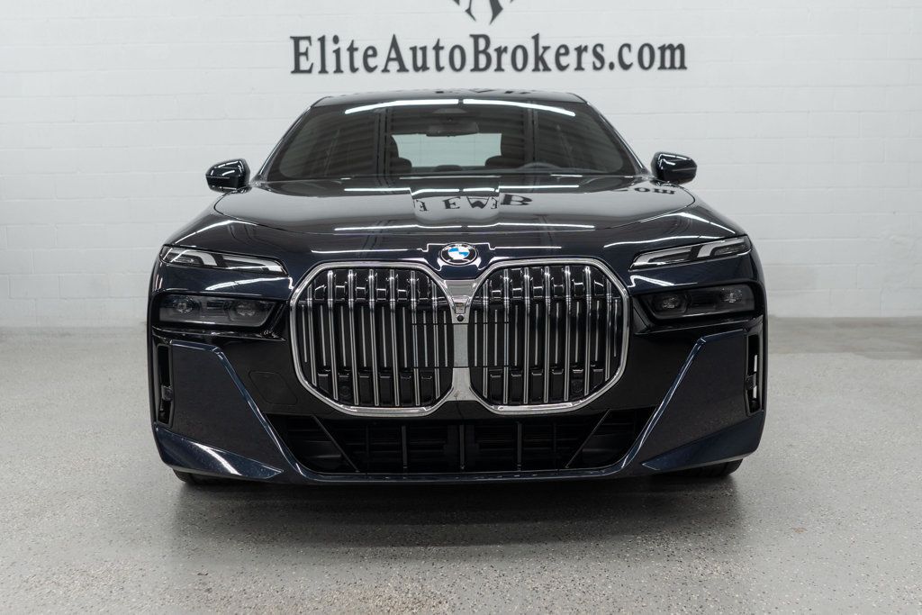 BMW 7 Series photo 3