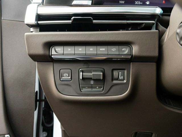 2026 Cadillac Escalade Luxury 4WD, Touring Package, 24" 10-Spoke Alloy Wheels - 22963686 - 32