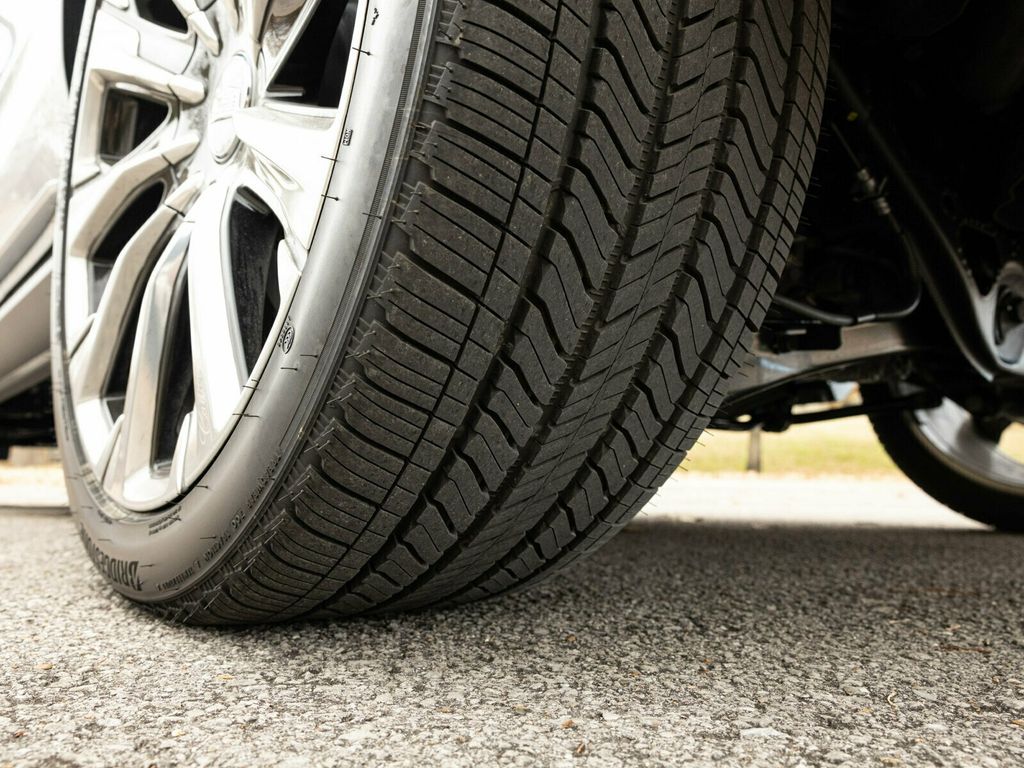 2026 Cadillac Escalade Luxury 4WD, Touring Package, 24" 10-Spoke Alloy Wheels - 22963686 - 92