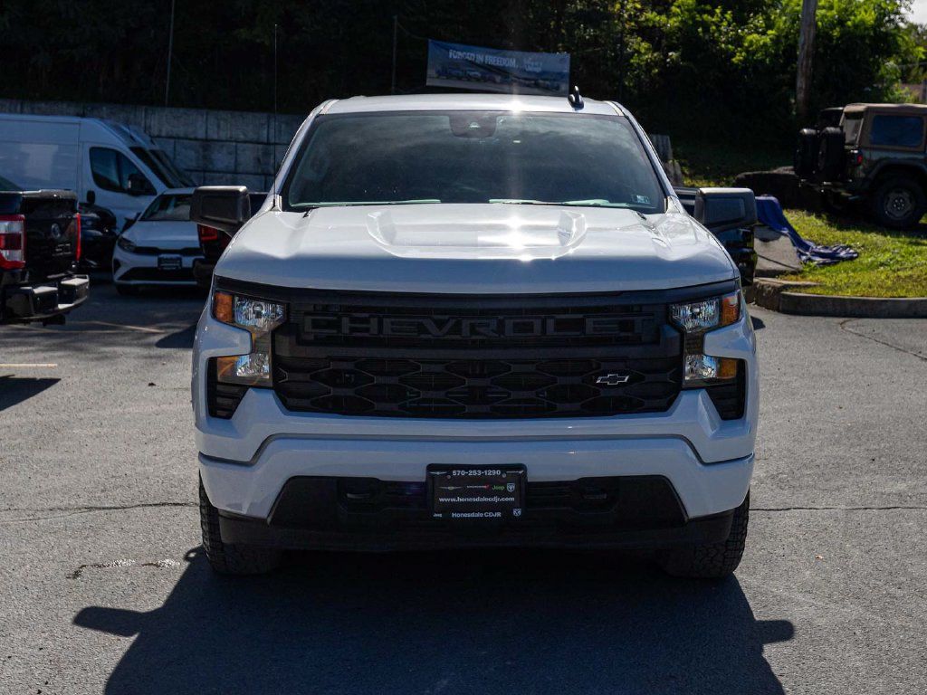 Chevrolet Silverado photo 2