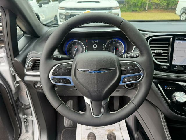 2026 Chrysler Pacifica Limited's photo