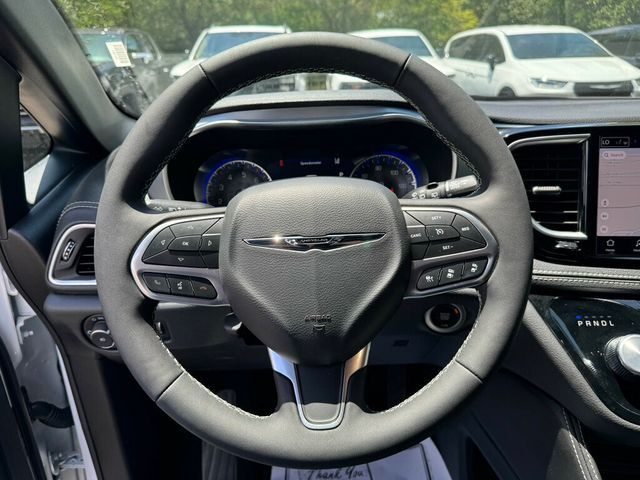 2026 Chrysler Pacifica Limited's photo