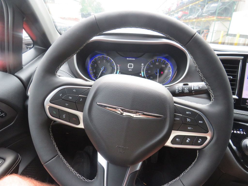 Chrysler Pacifica photo 10