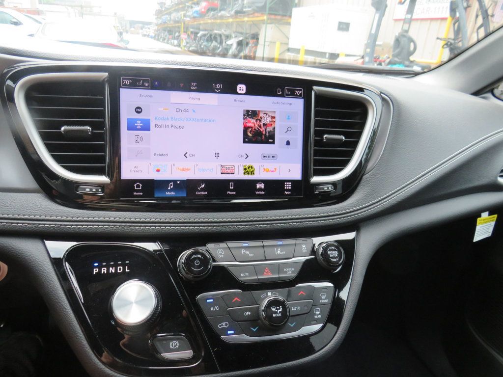Chrysler Pacifica photo 12
