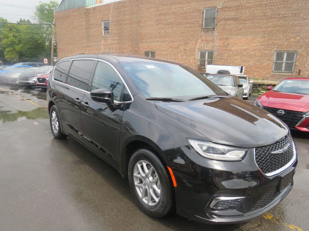 Chrysler Pacifica photo 4