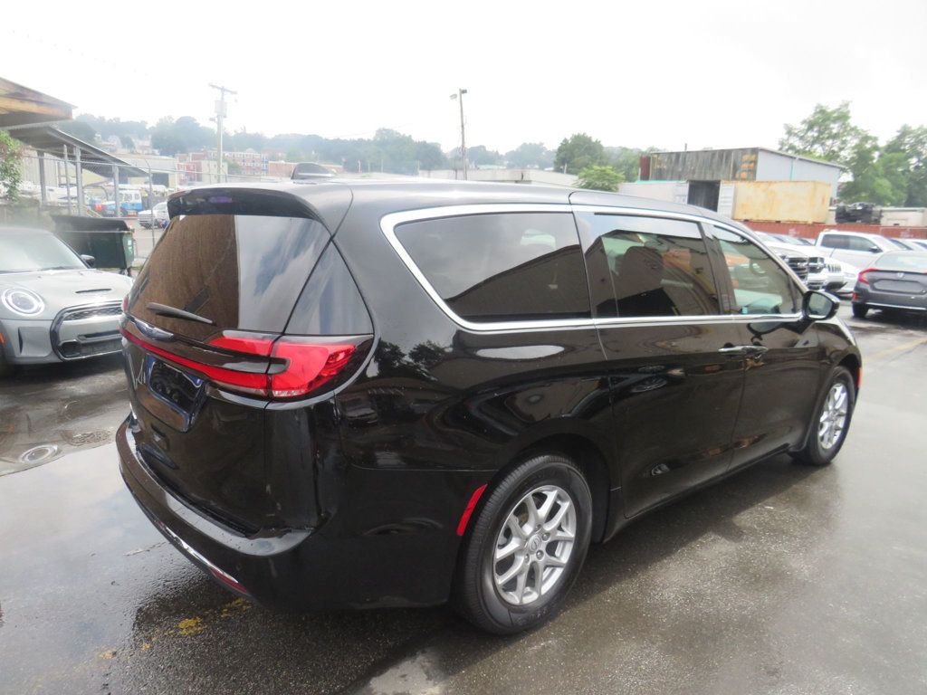 Chrysler Pacifica photo 5