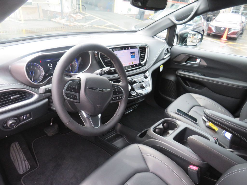 Chrysler Pacifica photo 9