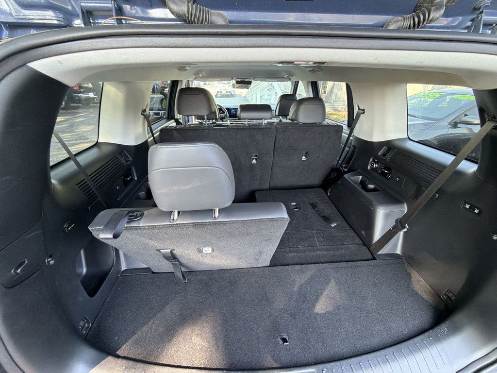 Hyundai Santa Fe SEL photo 22
