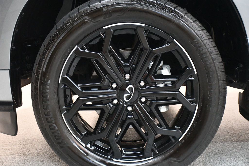 Infiniti QX80 photo 17