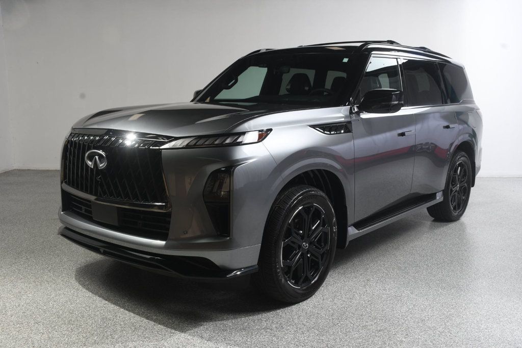 Infiniti QX80 photo 2