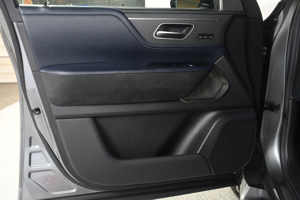 Infiniti QX80 photo 22