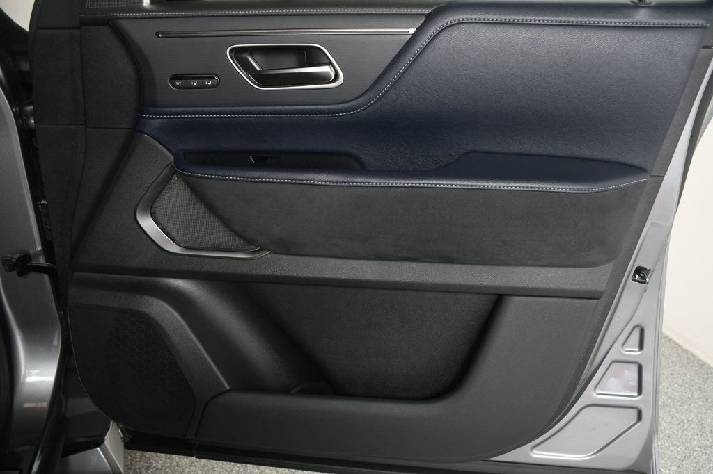 Infiniti QX80 photo 23