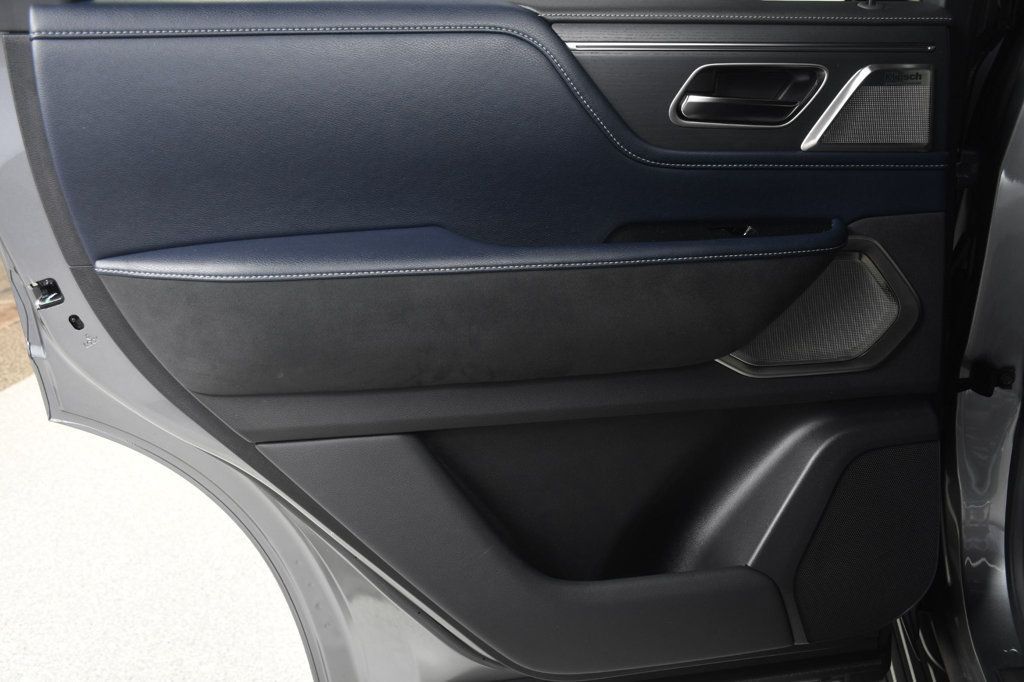 Infiniti QX80 photo 24