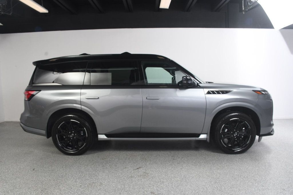 Infiniti QX80 photo 3