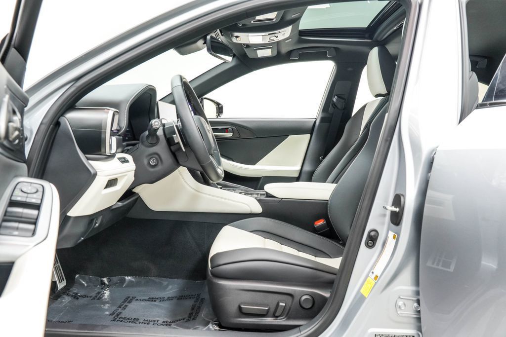 Lexus IS photo 17