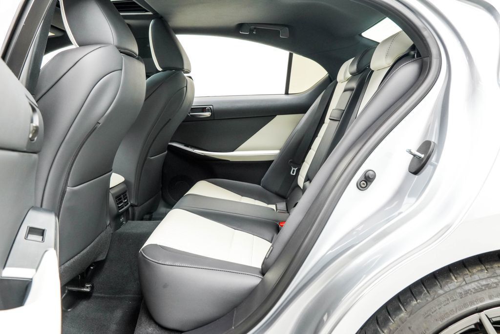 Lexus IS photo 19
