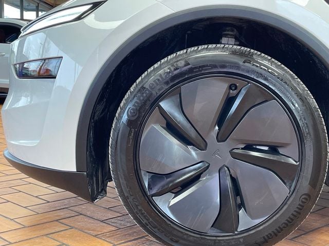 2026 Tesla Model Y Long Range's photo