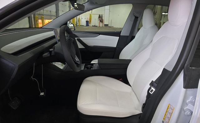 2026 Tesla Model Y Long Range AWD - 22970101 - 4