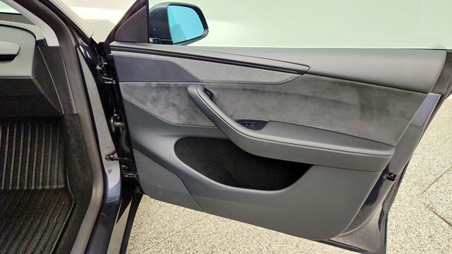 2026 Tesla Model Y Long Range AWD - 23095727 - 29