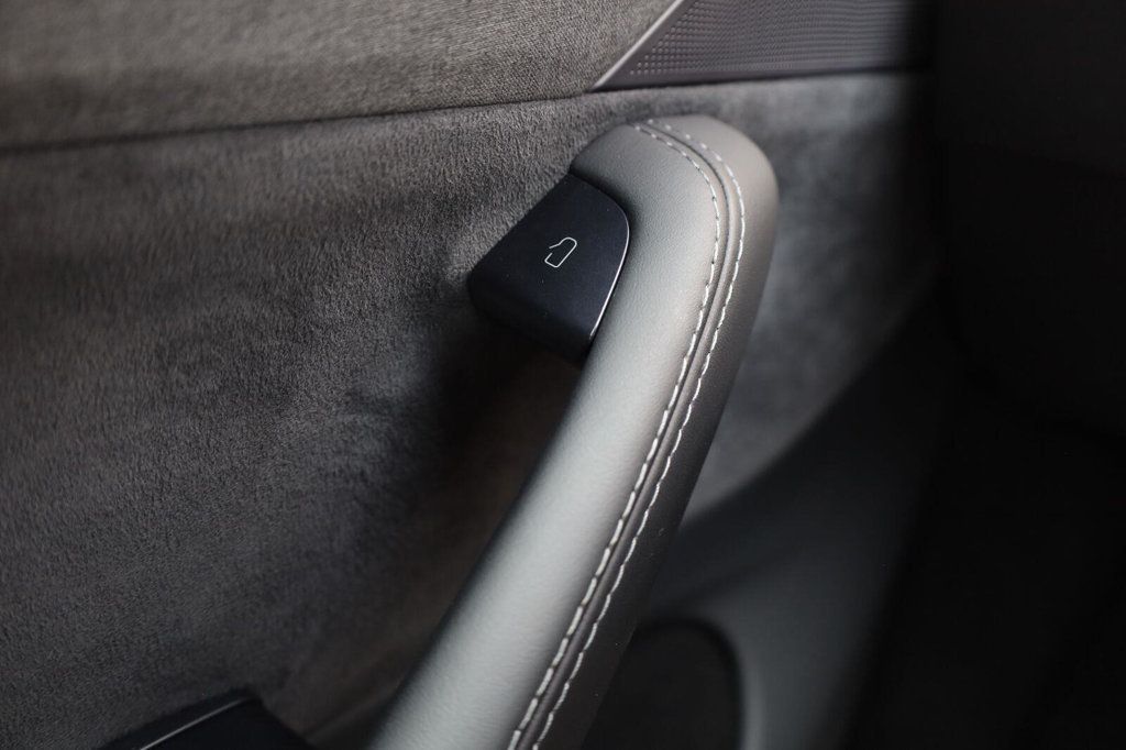 Tesla Model Y photo 36