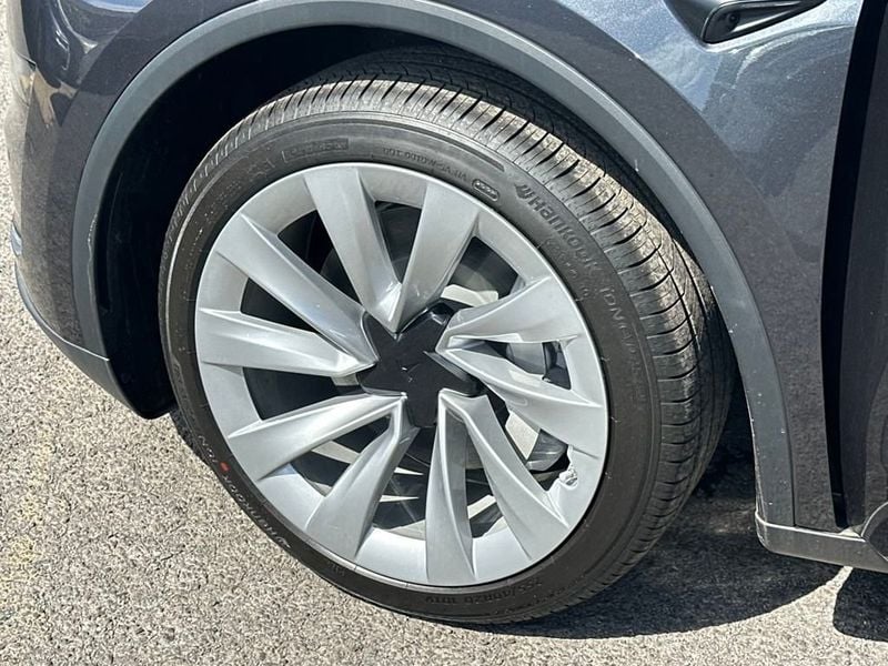 2026 Tesla Model Y Long Range photo 10