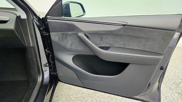 2026 Tesla Model Y Long Range RWD (357-mile range) - 22975896 - 28