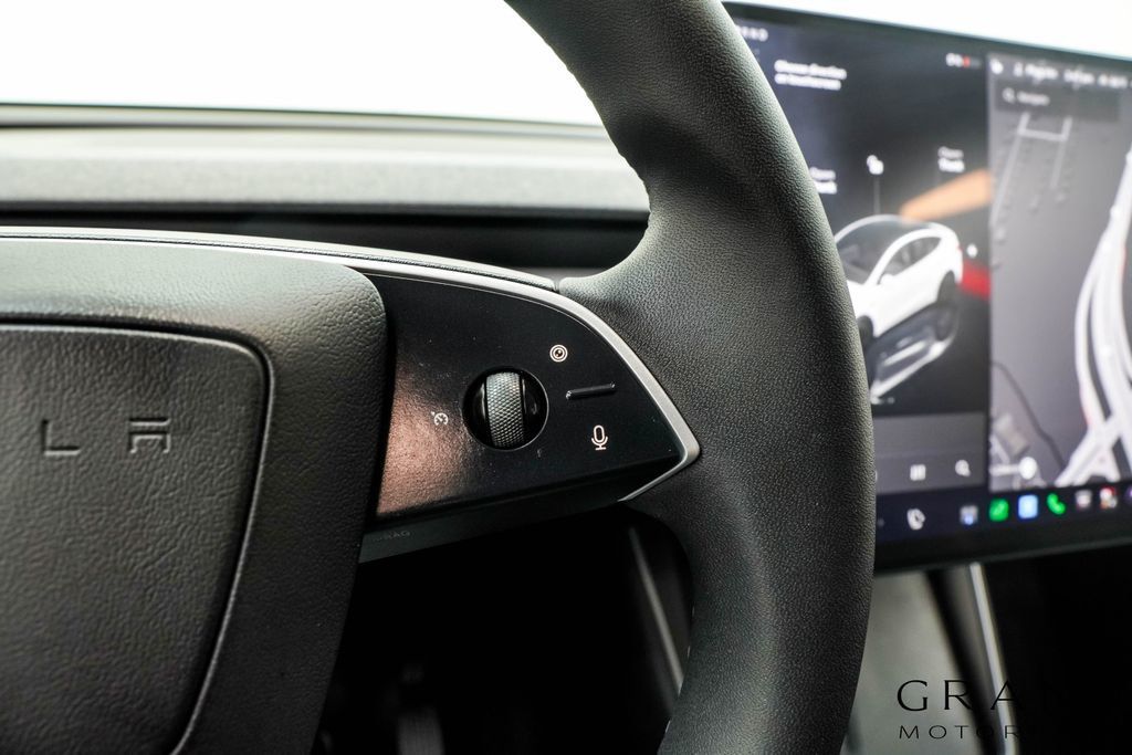 Tesla Model Y photo 29